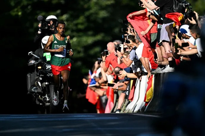 Tamirat Tola a párizsi maratoni pálya legnehezebb emelkedőjén – Fotó: Kirill Kudryavtsev / AFP