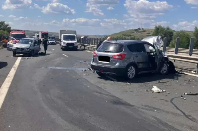 Három felnőtt és két gyermek került kórházba az A1-es autópályán történt baleset következtében