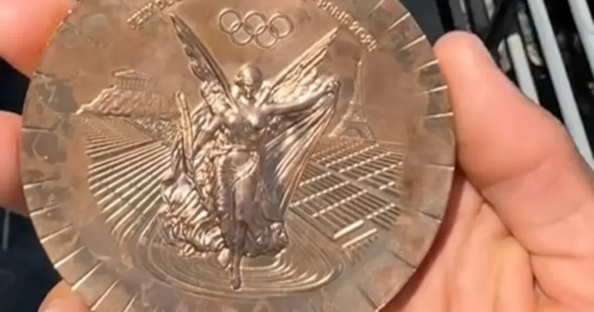 Másfél héttel a dobogó után meglepődve vette észre, milyen viharvertnek néz ki a párizsi bronzérme