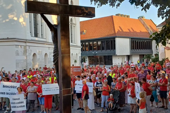 Isten bárányai nem hallgatnak – üzenték a győri hívek püspöküknek a szombati tüntetésen