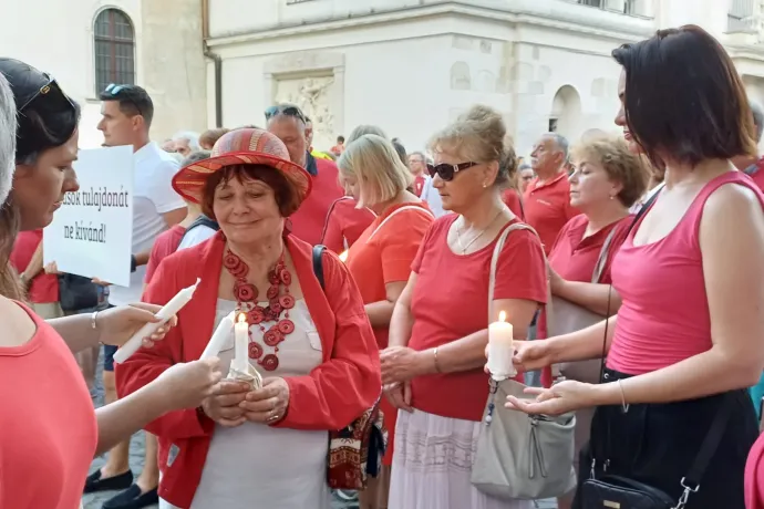 Isten bárányai nem hallgatnak – üzenték a győri hívek püspöküknek a szombati tüntetésen