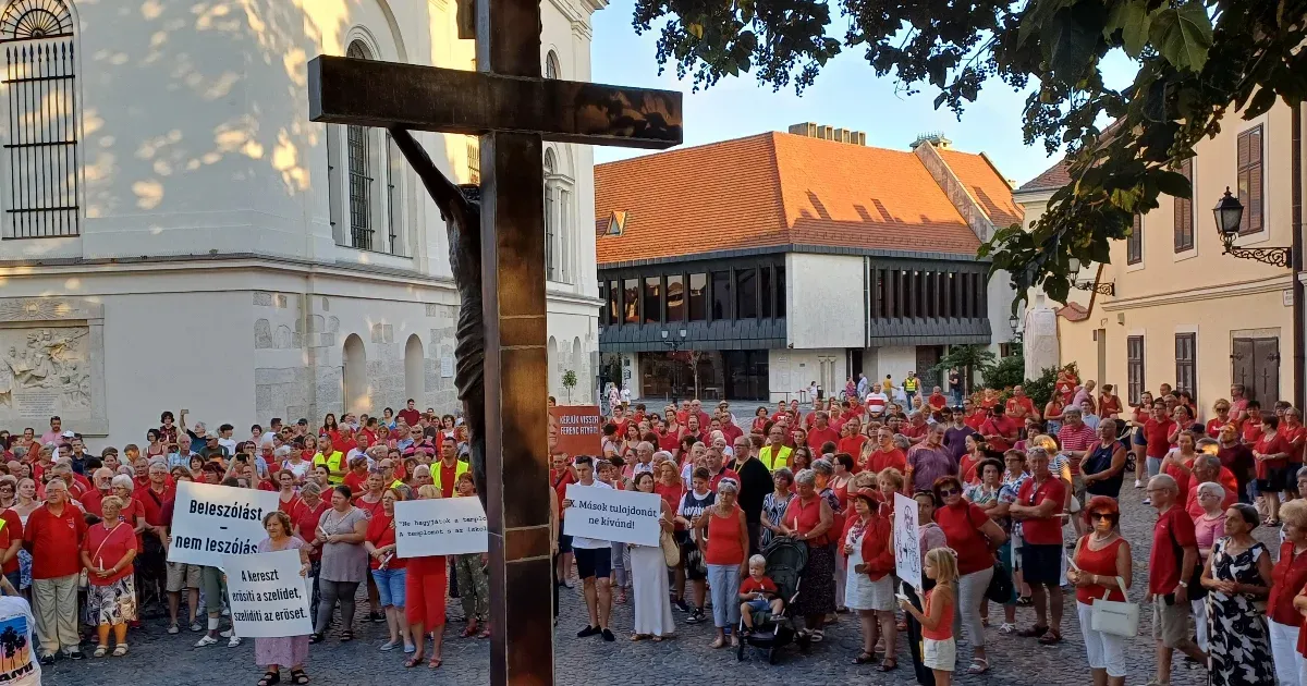 Isten bárányai nem hallgatnak – üzenték a győri hívek püspöküknek a szombati tüntetésen