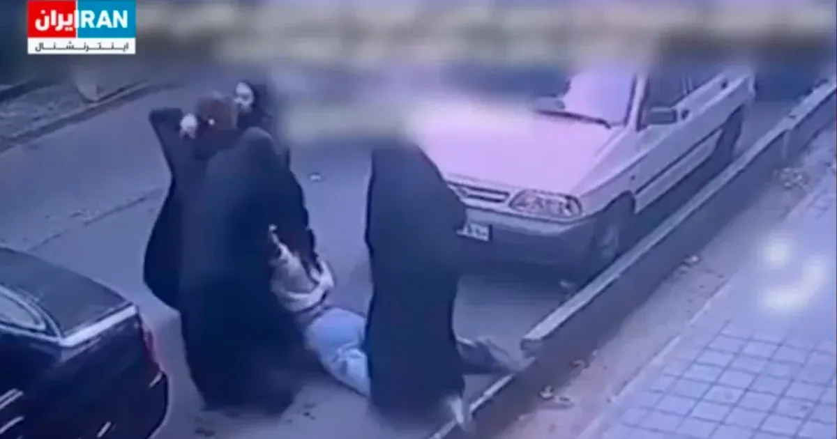 Las niñas iraníes de 14 años fueron brutalmente golpeadas porque no llevaban el hiyab, pero según la policía moral, fueron llevadas a la comisaría sólo por motivos administrativos.