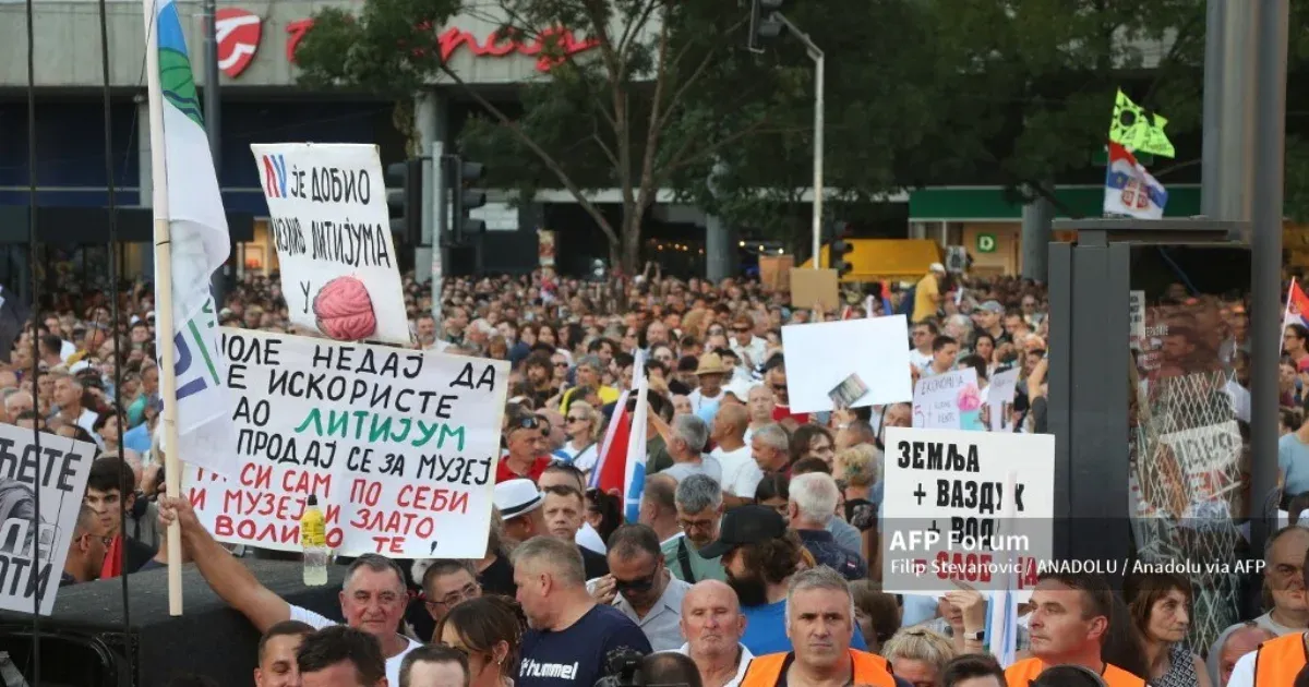 Több ezer szerb tiltakozott Belgrádban egy lítiumbánya működése ellen