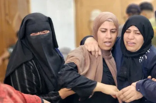 „A terület, ahol tartózkodik, veszélyes harci övezetnek minősül” – több tízezer palesztint evakuálnak Gázában