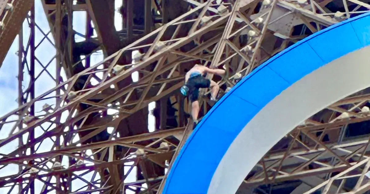 Lezárták az Eiffel-torony környékét, mert egy félmeztelen férfi felmászott a toronyra