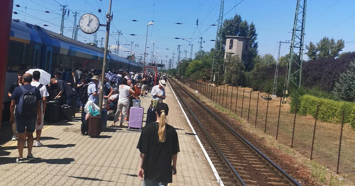 Lerobbant a Bécsbe tartó vonat, a forró peronon maradtak az utasok. 70 perc múlva jött a következő járat, de sokakat még arról is leküldtek