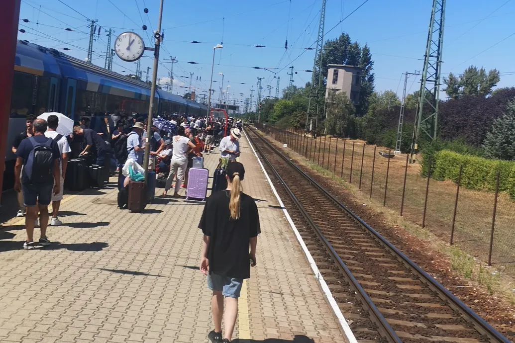 Lerobbant a Bécsbe tartó vonat, a forró peronon maradtak az utasok. 70 perc múlva jött a következő járat, de sokakat arról is leküldtek