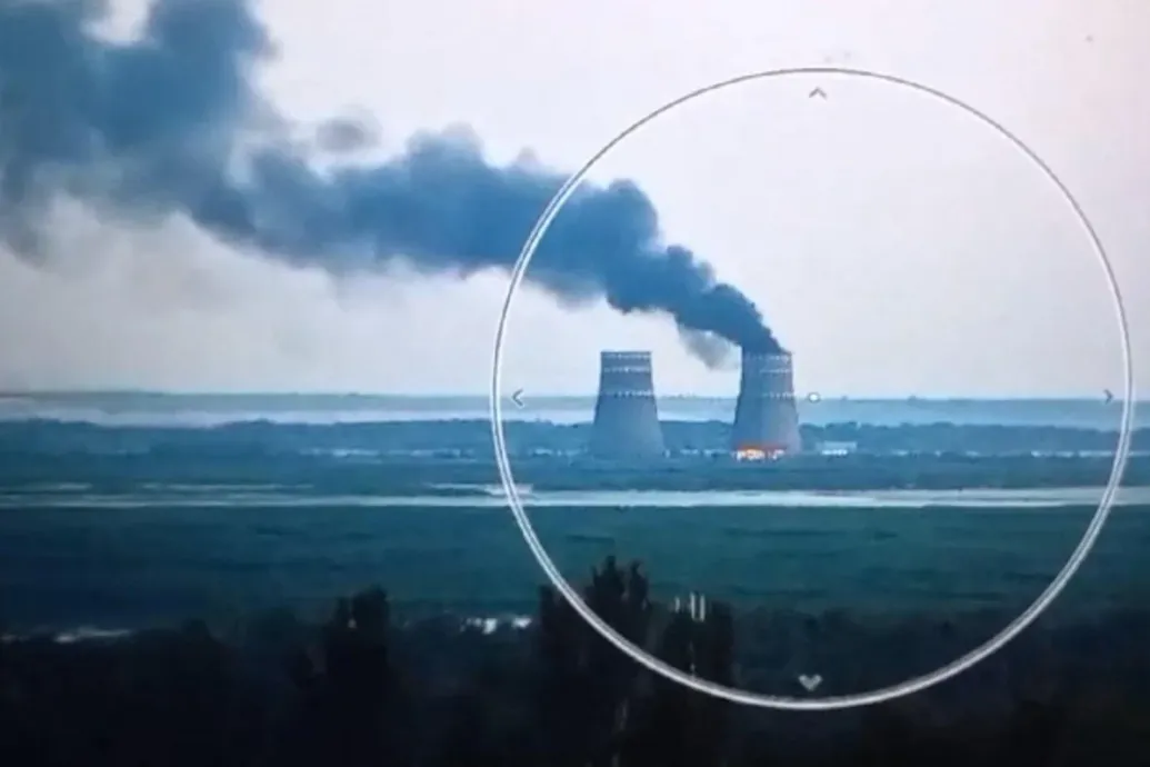 Kigyulladt a zaporizzsjai atomerőmű egyik hűtőtornya