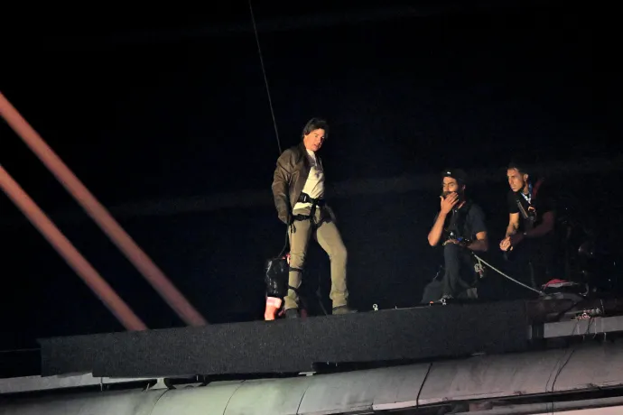 A show közben Tom Cruise a stadion tetején várakozott – Fotó: Mustafa Yalcin / Anadolu / AFP