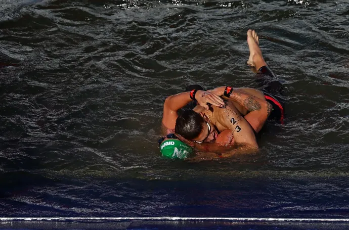 Betlehem Dávid és Rasovszky Kristóf ölelése a 10 km-es nyílt vízi úszás után. Betlehem bronzérmes, Rasovszky olimpiai bajnok lett – Fotó: Siphiwe Sibeko / Reuters