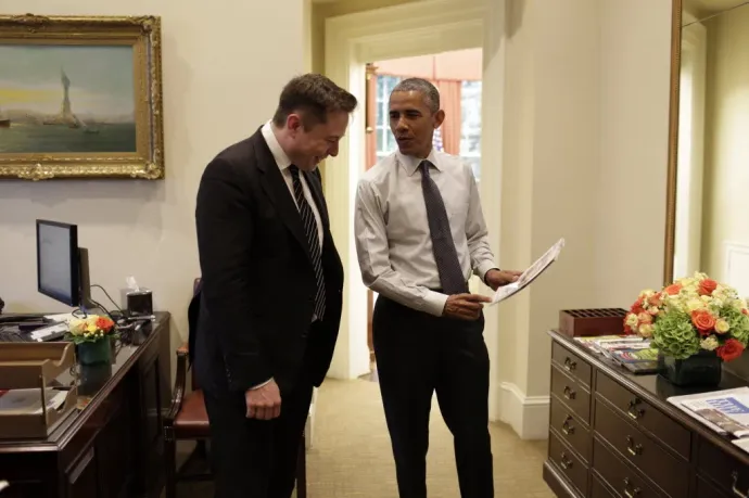 Barack Obama elnök beszélget Elon Muskkal az Ovális Irodában 2015. május 21-én – Fotó: Pete Souza / White House