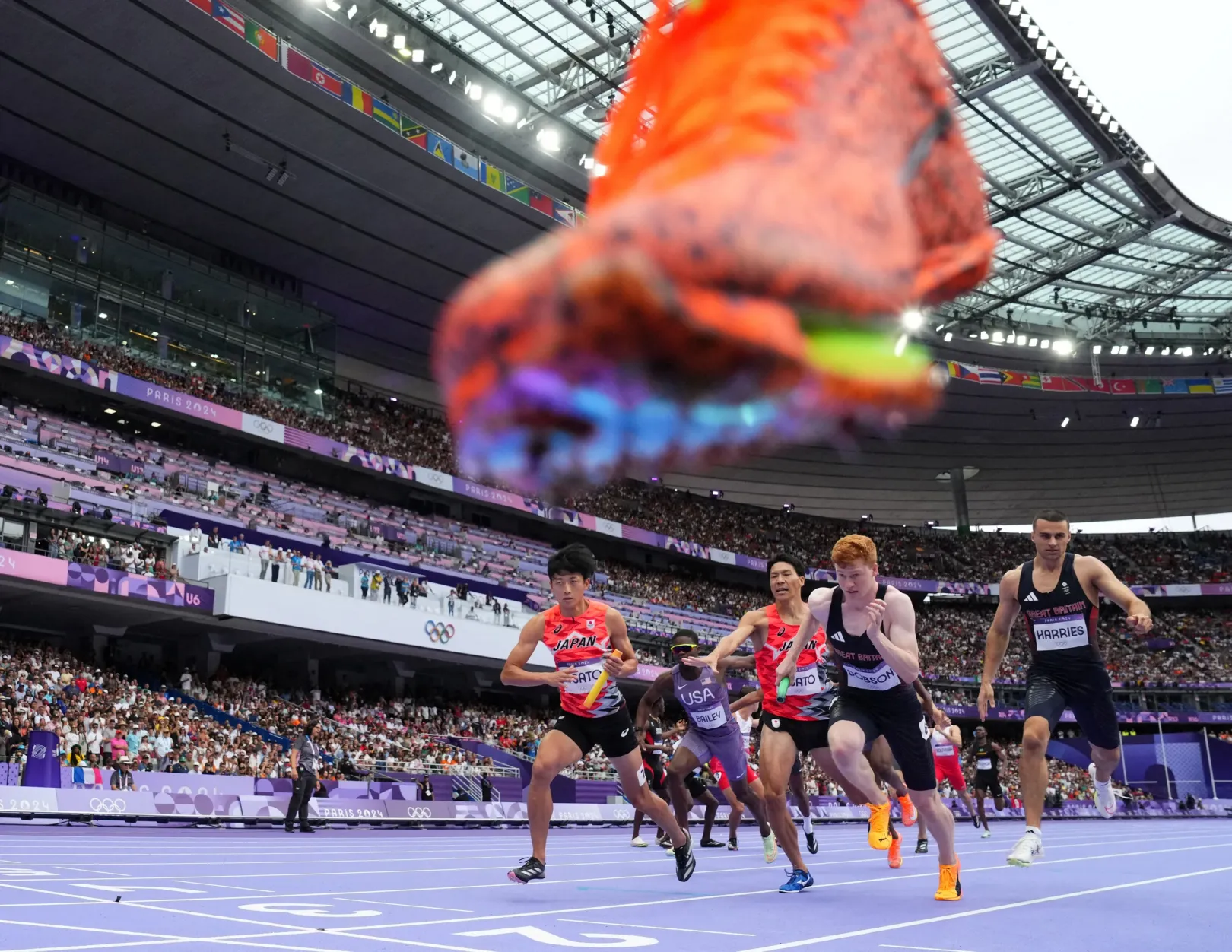 A brit, a japán és az amerikai csapat a férfiak 4x400-as váltófutásának első futamában augusztus 9-én – Fotó: Sarah Meyssonnier / Reuters