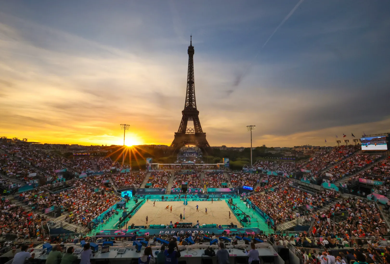 Brazília Hollandiával játszik a férfi strandröplabda selejtezőjén 2024. augusztus 4-én – Fotó: Elsa / Getty Images