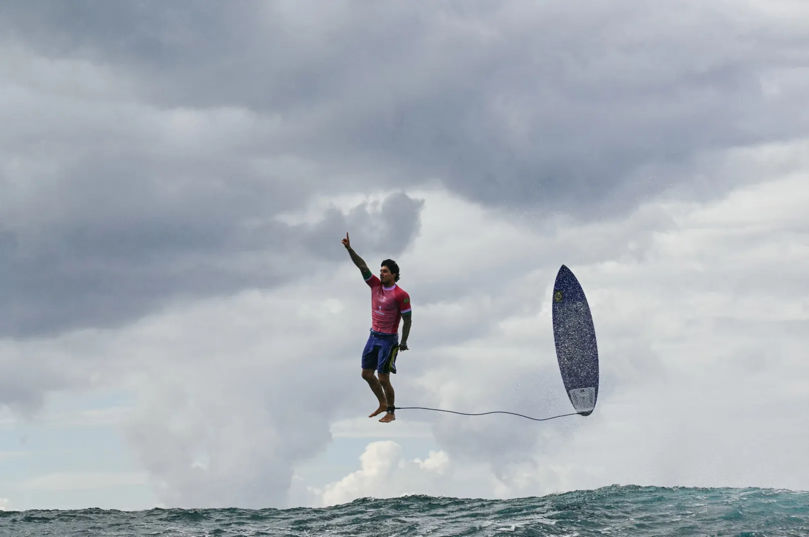 Gabriel Medina brazil szörfös a szörfversenyeknek helyt adó Tahitin, a párizsi olimpia egyik ikonikus fotóján, amit ironikusan Párizshoz képest a Föld túloldalán fotóztak – Fotó: Jerome Brouillet / AFP