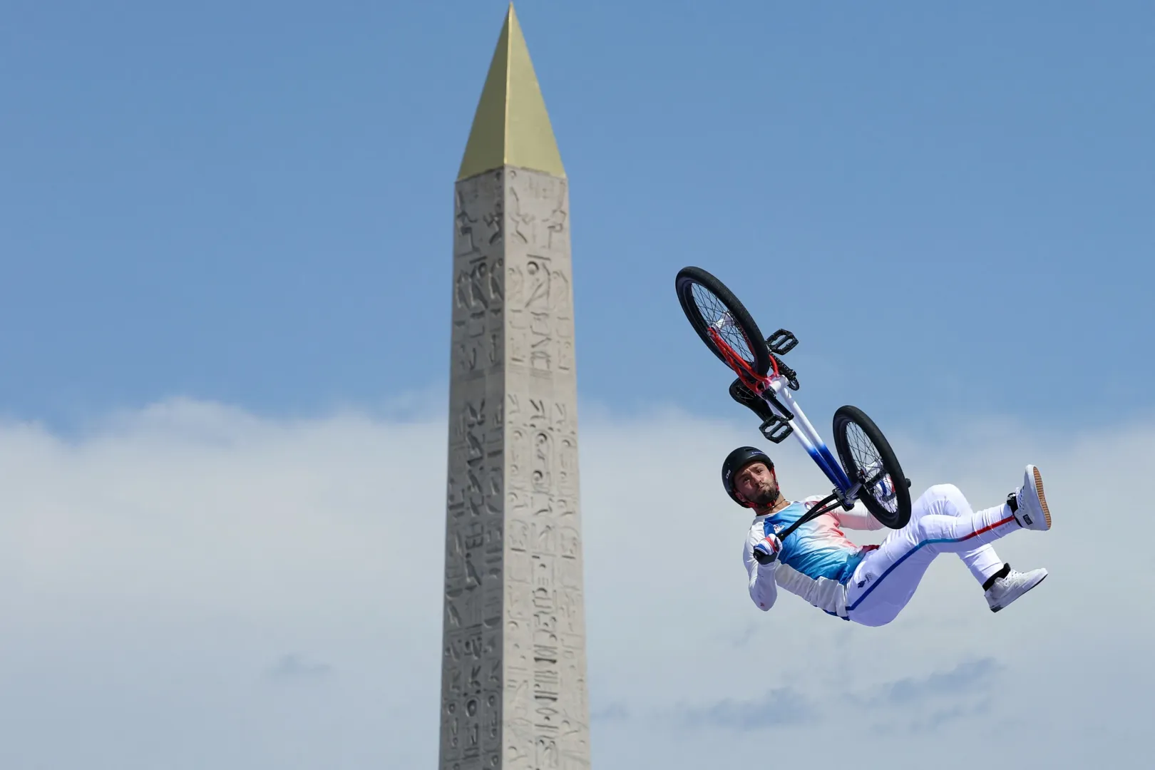 A francia Anthony Jeanjean a férfi kerékpáros freestyle BMX döntőjében – Fotó: Emmanuel Dunand / AFP