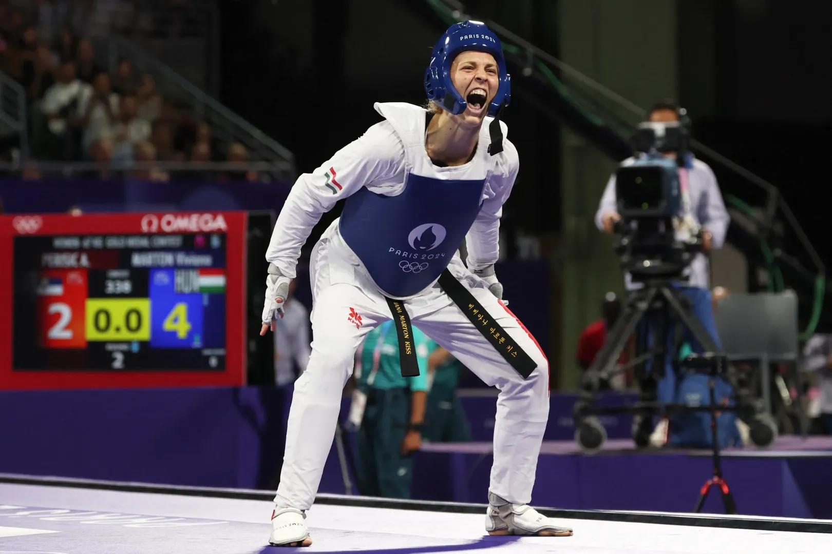 Márton Viviana, miután a döntőben Aleksandra Perišićet legyőzve megszerezte a magyar taekwondo sport első aranyérmét – Fotó: David Gray / AFP