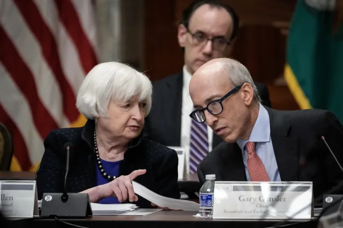 Janet Yellen amerikai pénzügyminiszter és Gary Gensler, az Értékpapír- és Tőzsdefelügyelet elnöke a Pénzügyi Stabilitási Felügyeleti Tanács ülésén az amerikai pénzügyminisztériumban 2023. december 14-én, ahol többek között a kriptovilág szabályozásáról is szó esett – Fotó: Drew Angerer / Getty Images