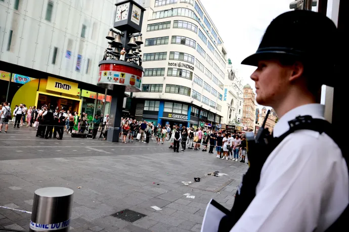 Megszúrtak két embert a londoni Leicester téren