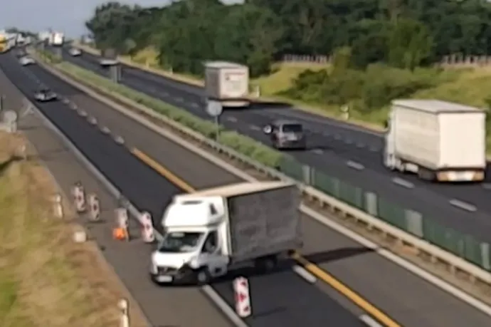 A fenébe, itt kellett volna lehajtani, inkább visszatolatok az autópályán