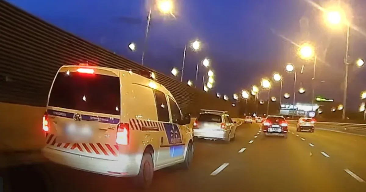 Büntetőfékezett egy rendőrautó sofőrje Budapesten, a rendőrség közölte, hogy elítélik és kivizsgálják az esetet