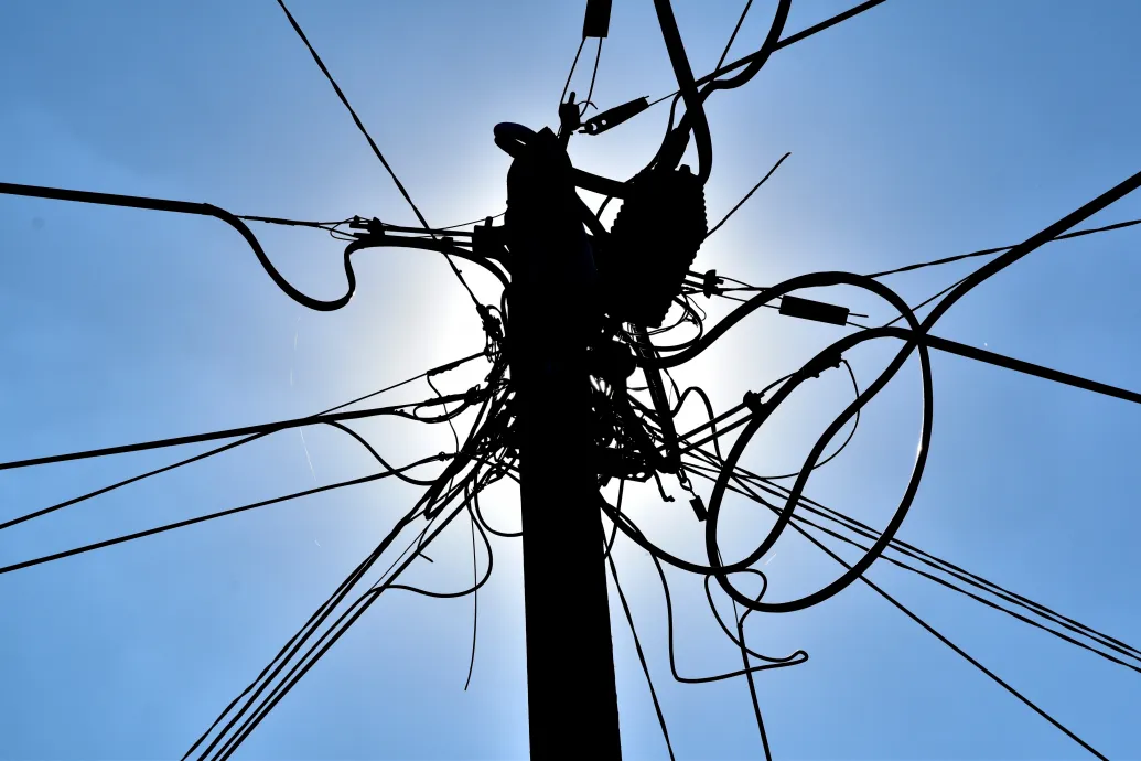 Bíróság elé mennek a gyulai villanyszerelők, akik kint hagyták a lógó kábelt, ami aztán áramütést okozott