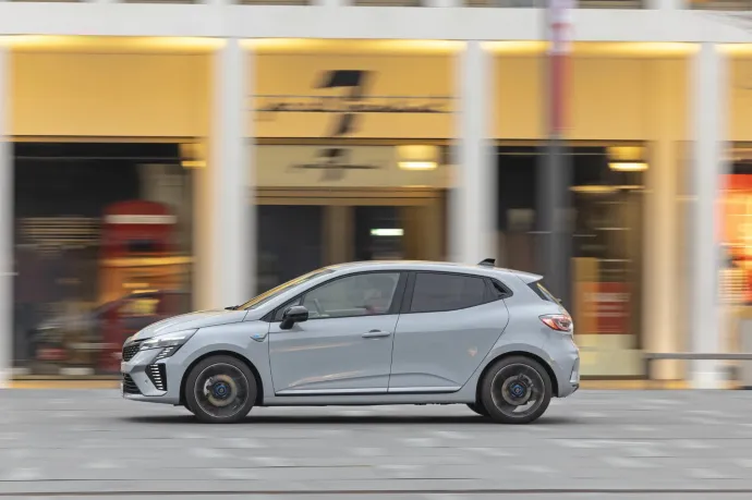 A Clio a vaskosabb első ülések ellenére a hátsó utasoknak 3 centivel több szabvány szerint mért ülőhelyet kínál, mint a típus második generációja. A belső tér változásai között fenntartható módon előállított anyagok is szerepelnek, illetve szintén fontos a több asszisztencia alapfelszereltségként és opcionálisan, valamint a kizárólag LED-es fényszórók – Fotó: Hans-dieter Seufert / autóMAGAZIN