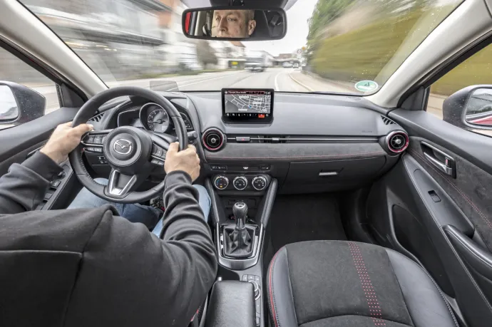 Hátul a lehető legszűkebb hellyel fogadja az utasokat a Mazda 2 ebből a hármasból. Elöl kényelmesebb, tágasabb és szórakoztatóbb az utazás. Nyomógombos médiarendszer, váltókar, precíz kormányzás és élénk irányíthatóság jellemzi – Fotó: Hans-Dieter Seufert / autóMAGAZIN