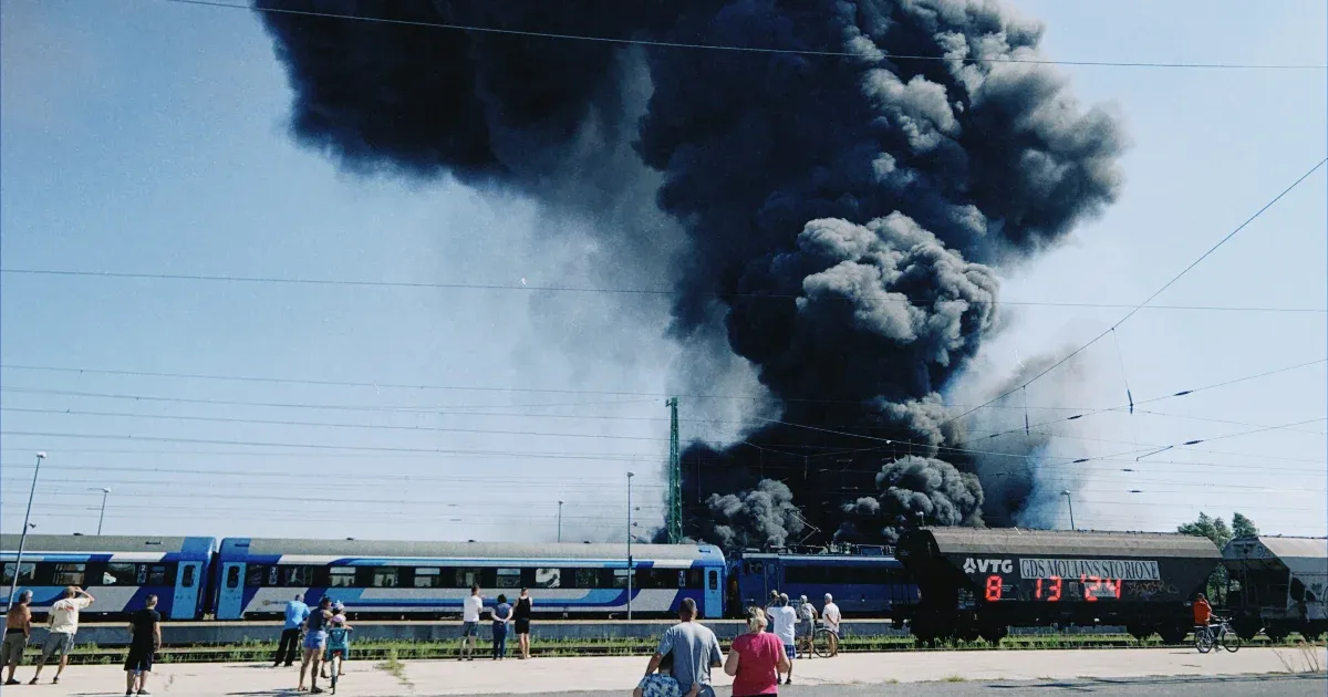 Tűz ütött ki a karcagi vasútállomás mellett