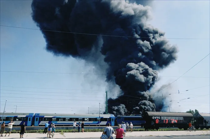 Tűz ütött ki a karcagi vasútállomás mellett