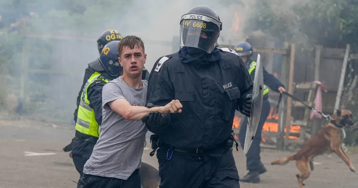 Más de mil personas han sido arrestadas en Gran Bretaña durante las últimas dos semanas de violentas protestas.