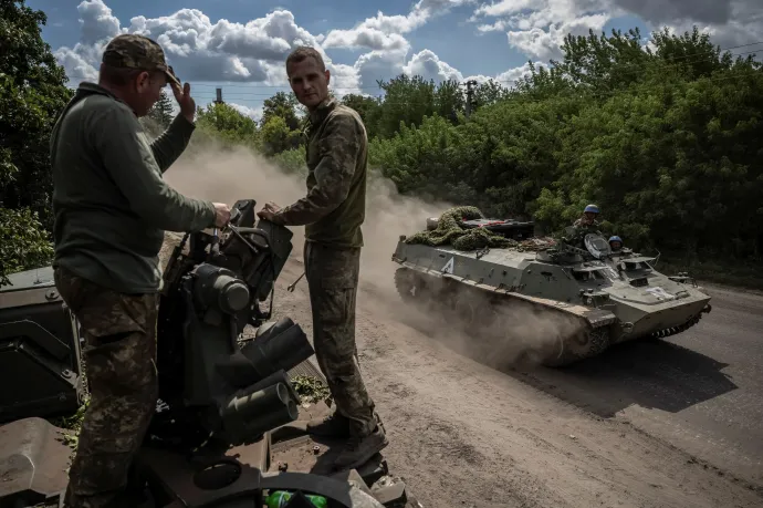 Ukrán katonák Szumi megyében az orosz határ közelében augusztus 11-én – Fotó: Viacheslav Ratynskyi / Reuters