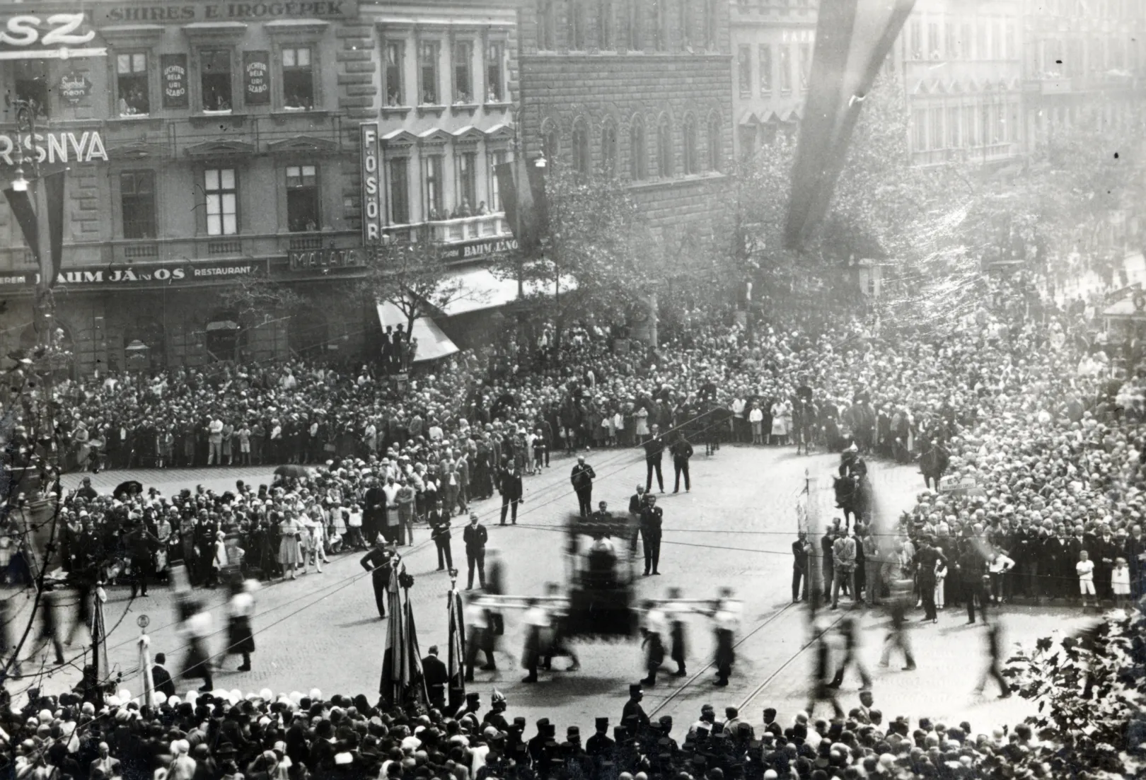 A Szent Imre-év tiszteletére tartott körmenet az Andrássy úton, az Oktogonnál 1930-ban – Fotó: Kieselbach Tamás / Fortepan