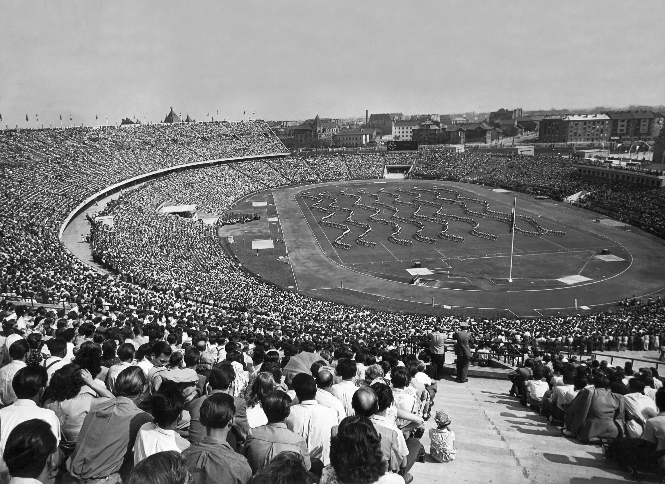 A Népstadion telt házas megnyitója 1953. augusztus 20-án, ahol a Budapesti Honvéd kezdőcsapata 3:2-re nyert a Szpartak Moszkva ellen – Fotó: Kovács József / Fortepan