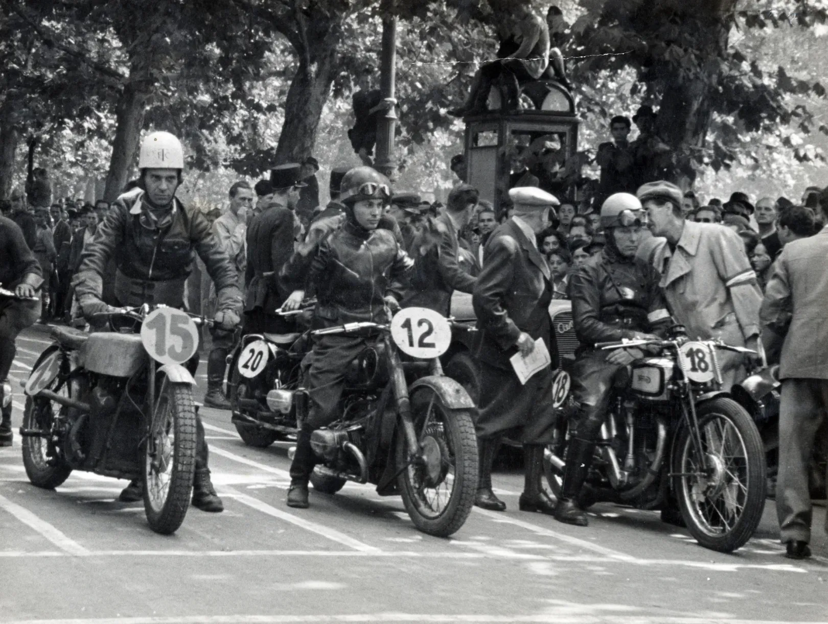 Nemzetközi motorverseny a Városligetben 1958-ban. Az 500-asok mezőnyének rajtnál Gutschy Károly (15), Szombati Nándor (12), Rudolf Runtsch (18) és Ondrik János (20) – Fotó: Jakucs János / Fortepan