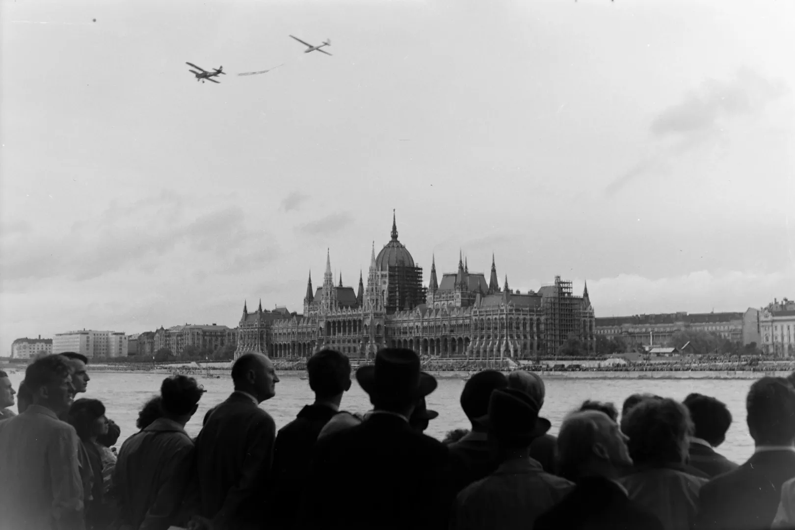 Légi parádé a Parlamentnél 1964-ben – Fotó: Inkey Tibor / Fortepan