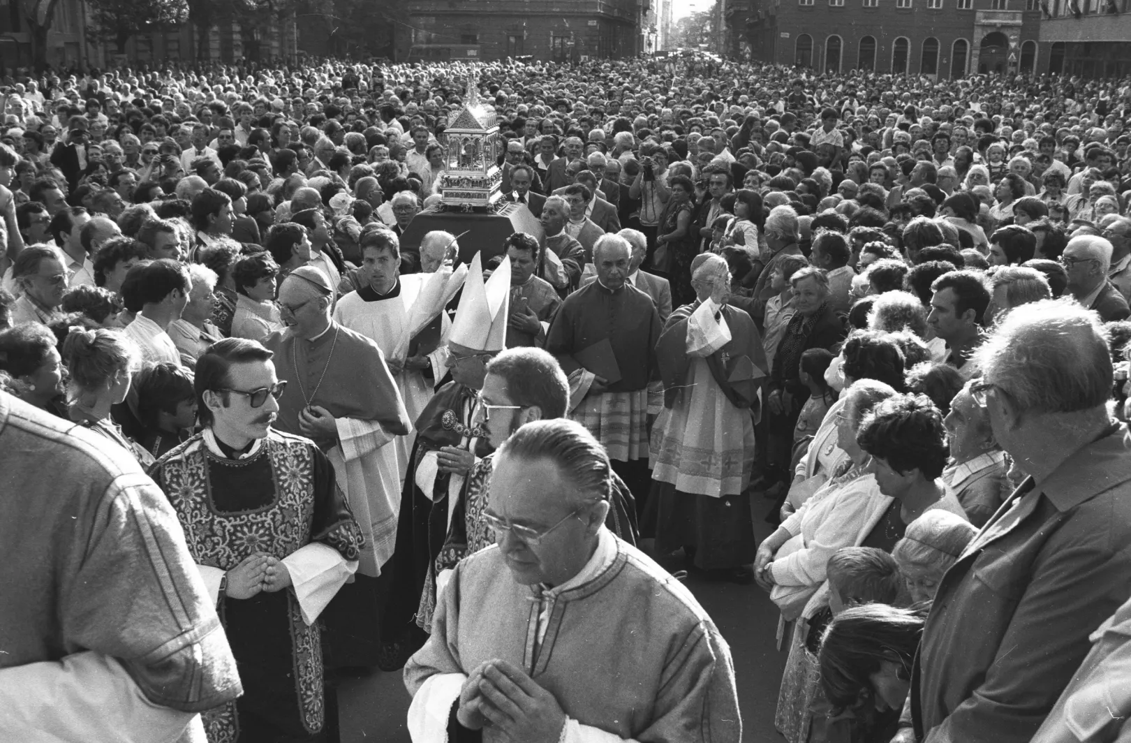 Szent Jobb-körmenet a Bazilika kupolájának megáldása alkalmával 1985. augusztus 20-án – Fotó: Szalay Zoltán / Fortepan