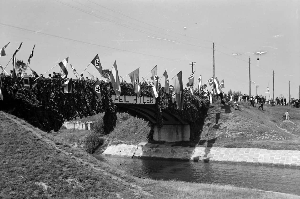 A Hitlerjugend vesztfáliai tengerészalakulatának fogadása Győrben 1939-ben, az iparcsatorna feletti betonhidat diadalkapuként díszítették fel az alkalomra – Fotó: Nagy József / Nagy István / Fortepan