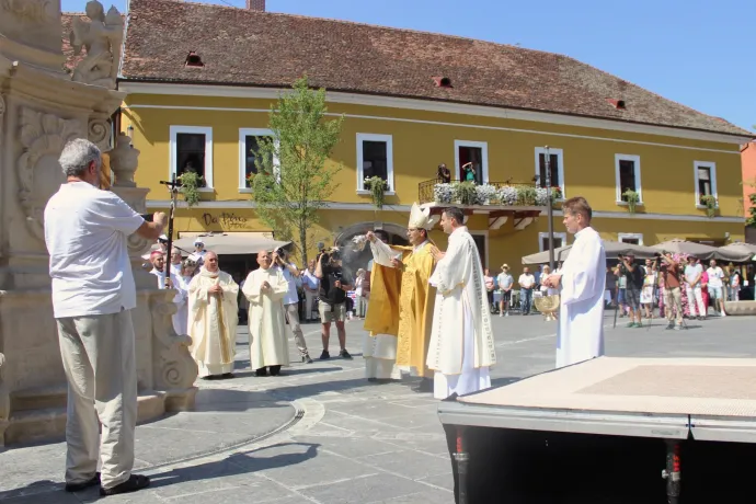 Mostantól már hivatalosan is áll a Mária-oszlop, megáldották