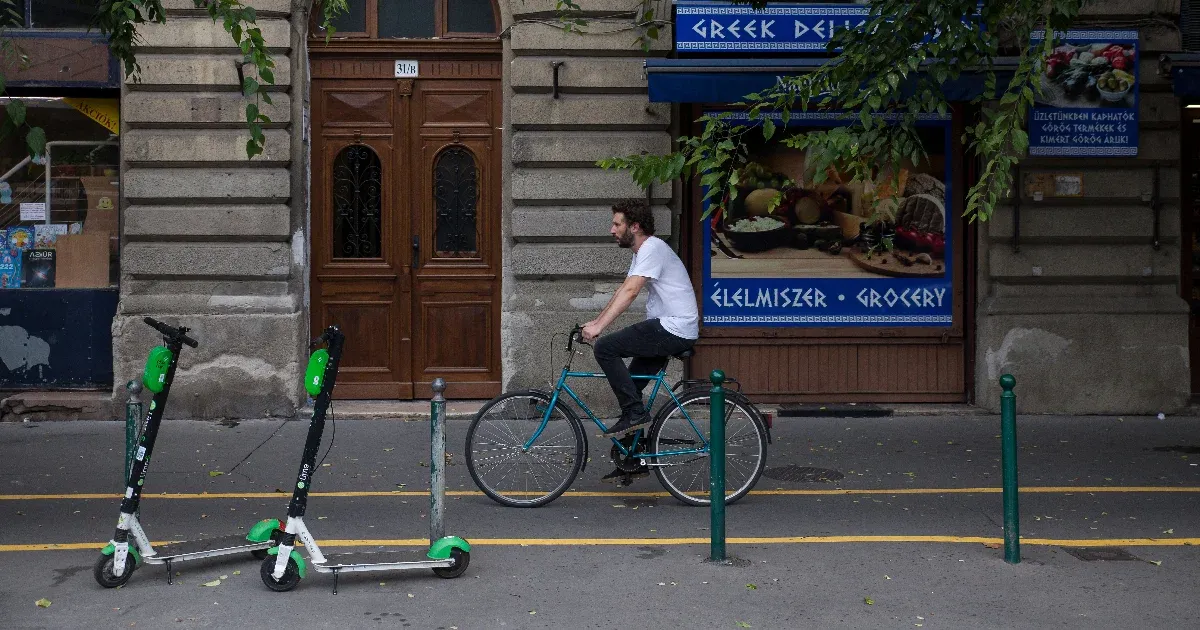 Felmenő rendszerben tennék kötelezővé a kerékpáros-bukósisakot, és bekerülhetnek a KRESZ-be az elektromos rollerek is
