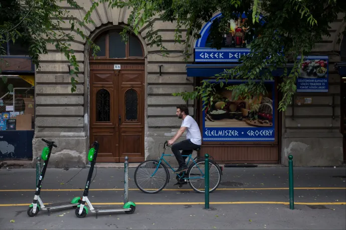 Felmenő rendszerben tennék kötelezővé a kerékpáros-bukósisakot, és bekerülhetnek a KRESZ-be az elektromos rollerek is