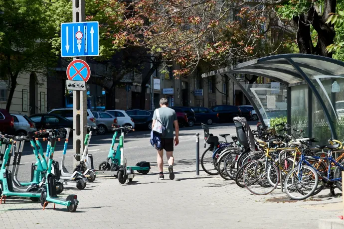 Felmenő rendszerben tennék kötelezővé a kerékpáros-bukósisakot, és bekerülhetnek a KRESZ-be az elektromos rollerek is