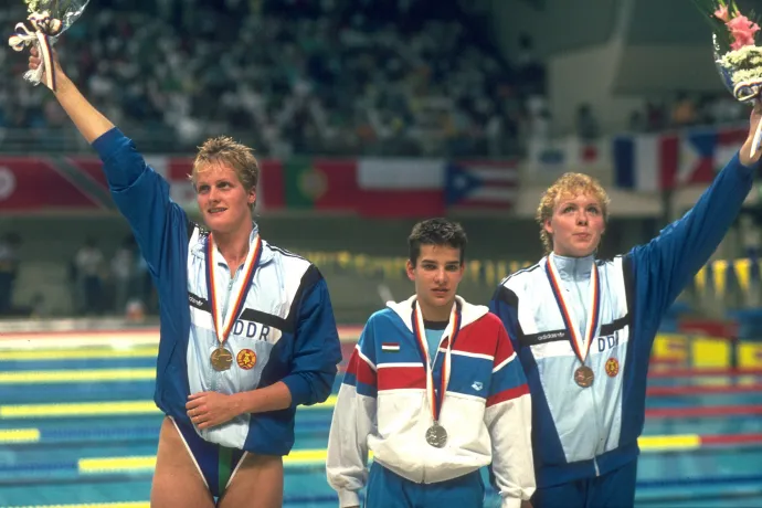 Kristin Otto, Egerszegi Krisztina és Cornelia Sirch a 100 méteres hátúszás eredményhirdetésén a szöuli olimpián 1988. szeptember 22-én – Fotó: Tony Duffy / Getty Images