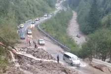 Vihar volt a Transzalpinán, a hegyről lezúduló sár és kövek teljesen eltorlaszolták az utat