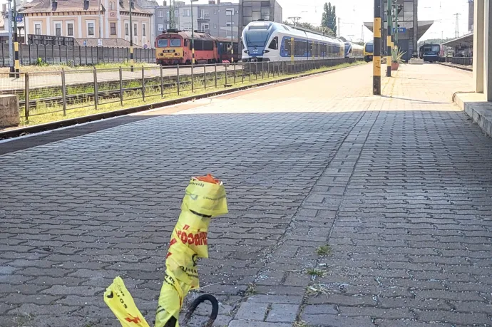 Vasútfotósok nekidőltek a győri állomás egyik lámpaoszlopának, ami erre kidőlt