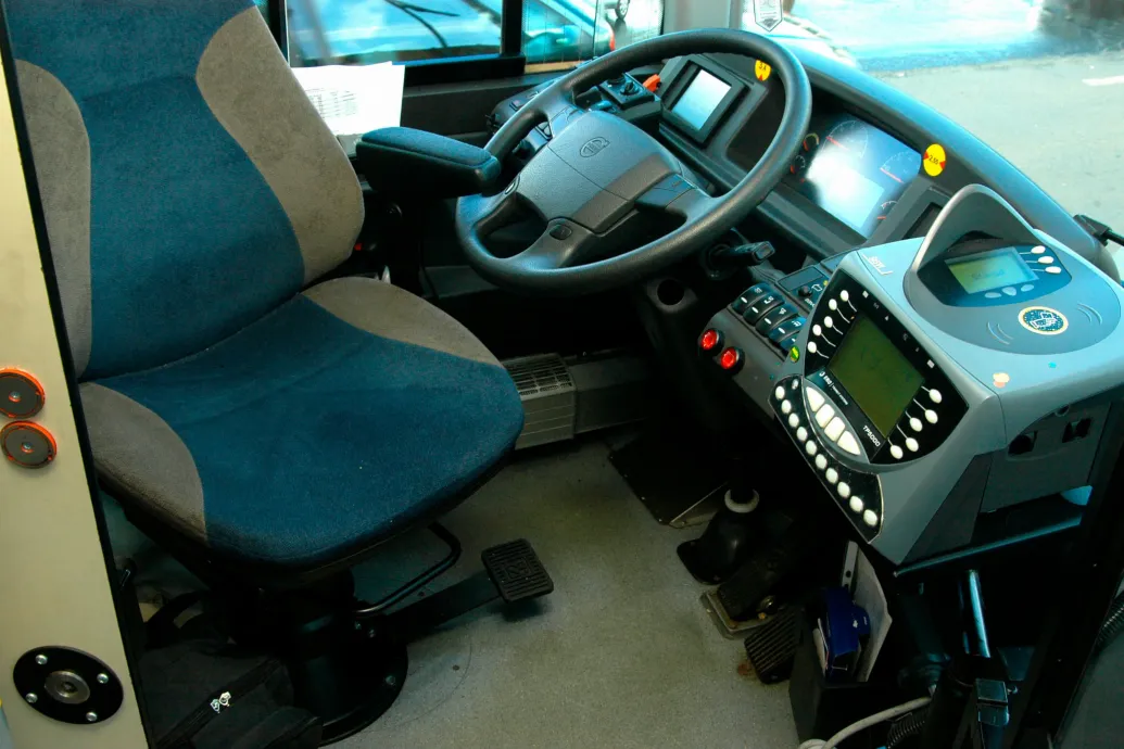 Jogsi nélkül, lopott csuklósbuszokkal indult volna két fiatal Csepelről a belvárosba, mindkettőjüket elfogták