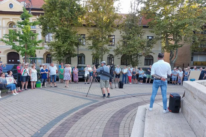 A Csáky-kastély privatizálása ellen tiltakozók Szarvas főterén a Tisza Szigete demonstrációján – Forrás: VÉDJÜK MEG A KÖRÖSVÖLGYI ÁLLATPARKOT NYILVÁNOS FÓRUM / Regős Mátyás / Facebook