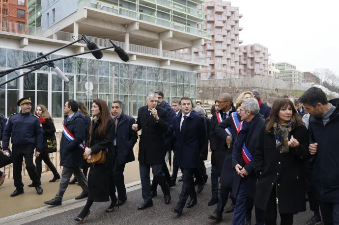 Emmanuel Macron francia elnök (k) és Nicolas Ferrand, az olimpiai építmények kivitelezésével megbízott közintézmény, a Solideo vezérigazgatója (k, balról) az olimpiai falu átadása alkalmából tartott sajtóbejáráson a francia fővárostól északra fekvő Saint-Denis-ben 2024. február 29-én – Fotó: Ludovic Marin / EPA / MTI