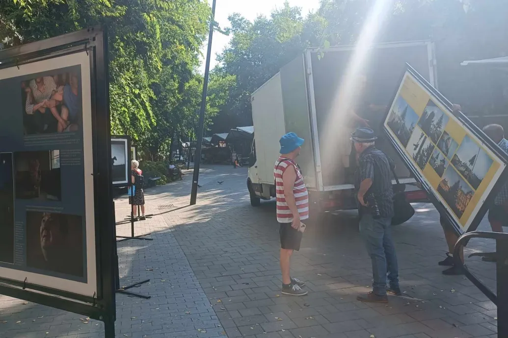 Három nap után elbontották a sajtófotó-kiállítást Debrecenben