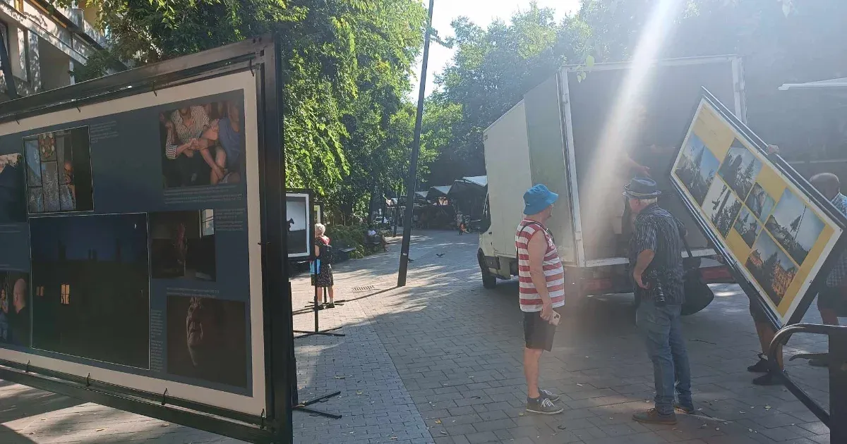Három nap után elbontották a sajtófotó-kiállítást Debrecenben